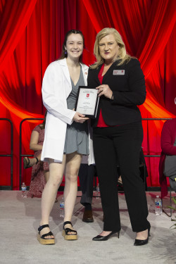 Alyssa Schwarz ?22 receiving the Outstanding Undergraduate Nursing Student Award.