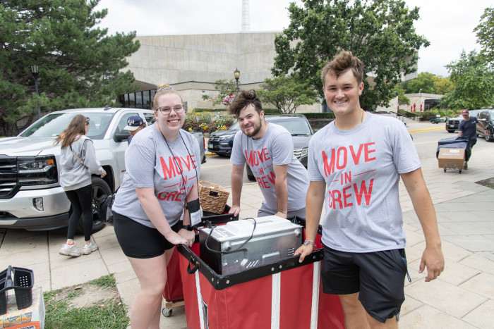 A move-in crew helps students during New Student Arrival.