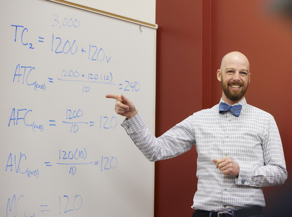 Professor Erik Johnson teaching economics students.