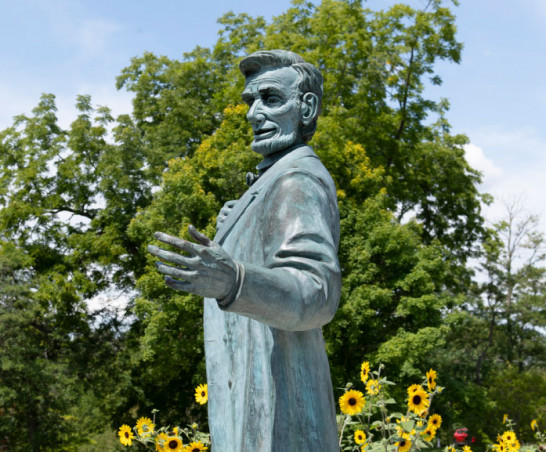 Lincoln statue in the summer