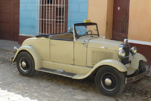 Older taxi in Cuba