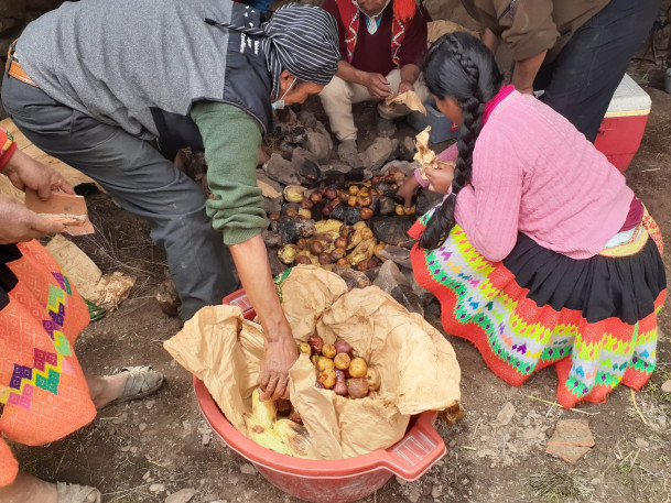 Ollantaytambo locals cooking Pachamama for the students