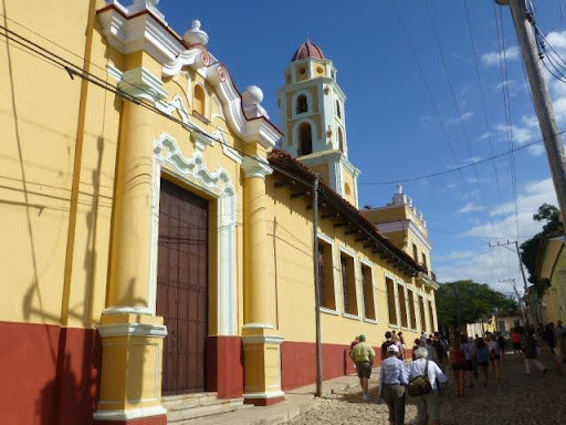 Image of a yellow home in Cuba
