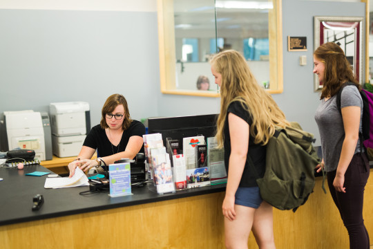 Students get help from Hedberg Library staff.